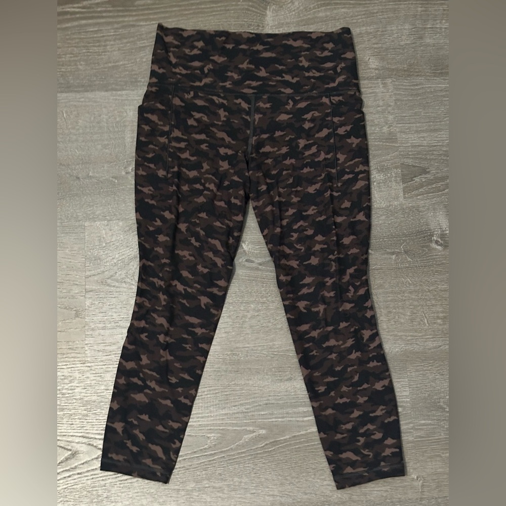 Athleta Salutation stash pocket leggings